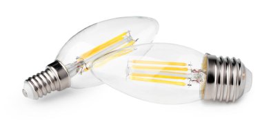 Beyaz arkaplanda iki ampul izole edildi