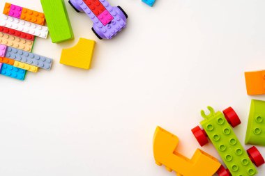 Beyaz arka planda çocukların plastik yapıcılarının ayrıntıları