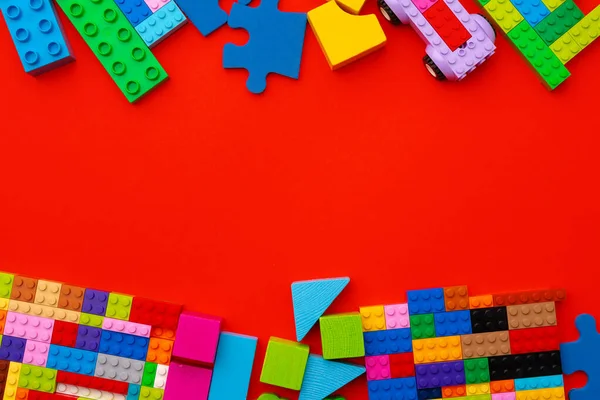 Kırmızı arkaplanda plastik yapıcı ayrıntıları kapat