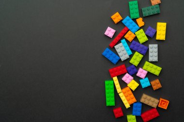 Oyuncak oluşturucu ayrıntıları siyah arkaplan üst görünümünde