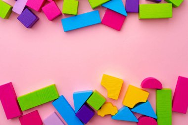 Oyuncak yapıcı üst görünümünün çok renkli ayrıntıları