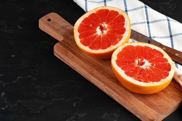 나무 탁자 위에서 오렌지를 따는 모습 — 스톡 사진