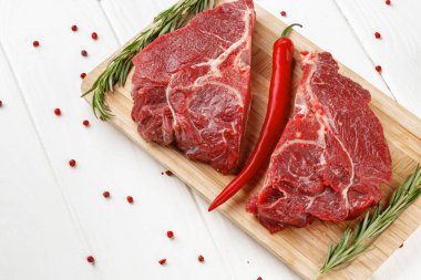 Ahşap masanın üzerinde sığır filetosu.