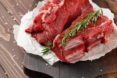 Ahşap masanın üzerinde sığır filetosu.