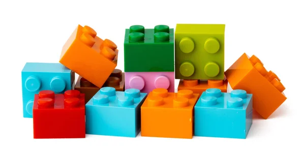 Blocos de construção de brinquedos de plástico coloridos isolados em branco — Fotografia de Stock