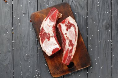 Tahtada pişmemiş çiğ et eti.