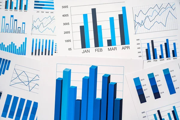 Papel financeiro com gráficos e diagramas em tabela cinza — Fotografia de Stock