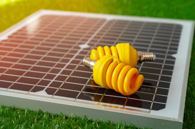 Güneş enerjisi paneli ve ampul, yeşil enerji