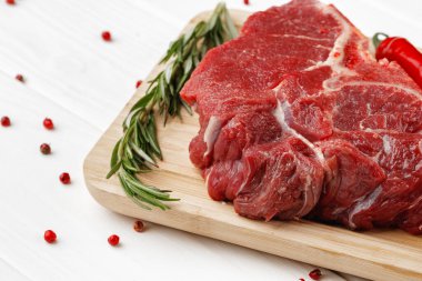 Ahşap masanın üzerinde sığır filetosu.