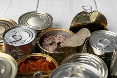 Bir sürü konserve balık ve ahşap masa.