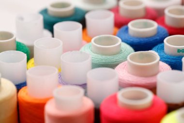 Renkli iplik bobinlerinin, iplik makaralarının arkaplanını kapat