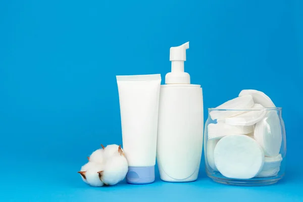 Stack of cotton discs and skicare cosmetic bottle — Stock Photo, Image