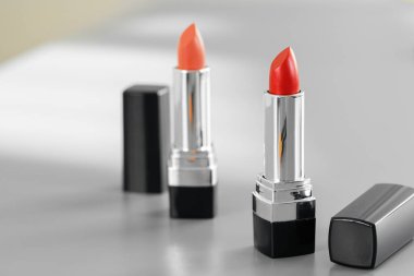 Makyaj masasında pembe ve kırmızı ruj.