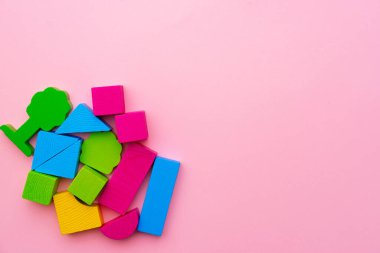 Oyuncak yapıcı üst görünümünün çok renkli ayrıntıları