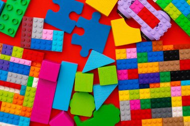 Kırmızı arkaplanda plastik yapıcı ayrıntıları kapat