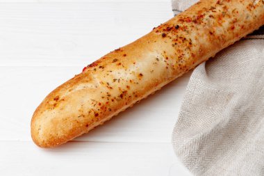 Beyaz ahşap masada taze baget ekmek.