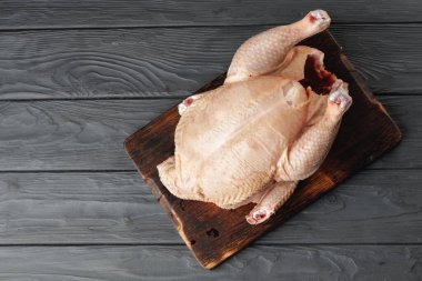 Tahta tabakta çiğ tavuk leşi. Yaklaş.