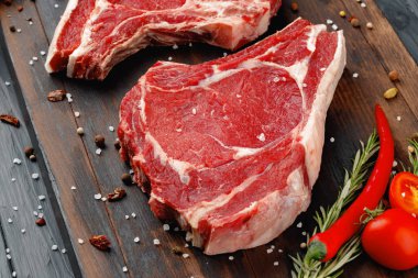 Kahverengi ahşap tahtada çiğ biftek.