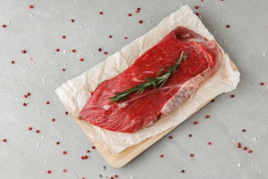 Tahtaya çiğ sığır filetosu koyun. Kapatın.