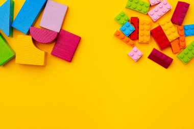 Oyuncak çocuklar sarı arkaplan görünümlü inşaatçı