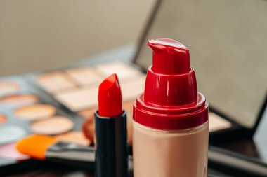 Makyaj ürünlerini makyaj masasında kapat