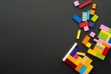 Oyuncak oluşturucu ayrıntıları siyah arkaplan üst görünümünde