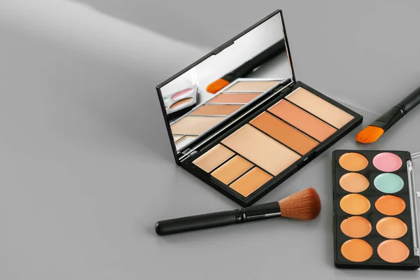 Make-up palett med färgglada concealers på grå bakgrund — Stockfoto