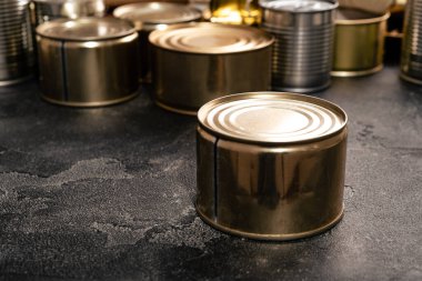 Koyu arka planda kapalı teneke kutular