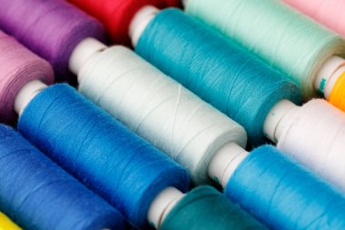 Renkli iplik bobinlerinin, iplik makaralarının arkaplanını kapat