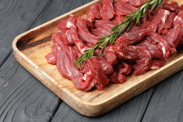 Νωπό τεμαχισμένο κρέας βοείου κρέατος σε ξύλινη σανίδα — Φωτογραφία Αρχείου