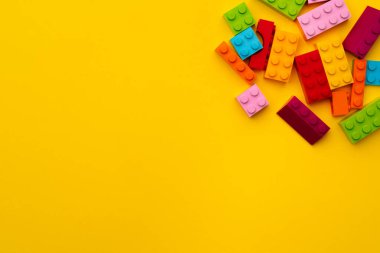 Çocuk oyuncakçı ayrıntıları sarı arka planda dağınık