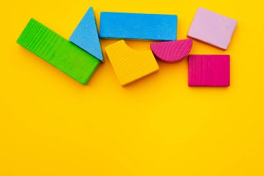 Oyuncak çocuklar sarı arkaplan görünümlü inşaatçı