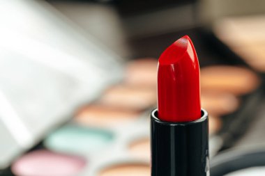 Makyaj masasında yeni kırmızı ruj. Yakın çekim.
