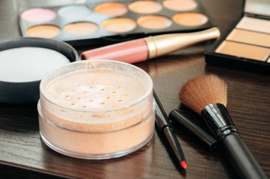 Makyaj ürünlerini makyaj masasında kapat