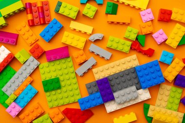 Çocuk oyuncakçı ayrıntıları sarı arka planda dağınık