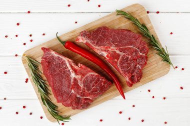 Ahşap masanın üzerinde sığır filetosu.