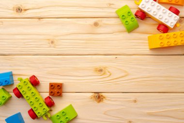 Ahşap arkaplanda oyuncakçı ayrıntıları kapat