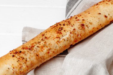 Beyaz ahşap masada taze baget ekmek.