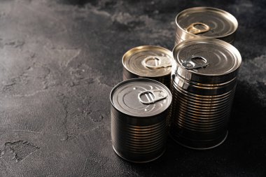 Koyu arka planda kapalı teneke kutular