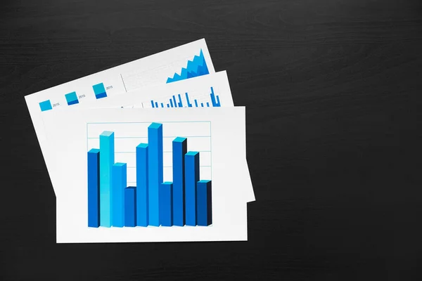 Pénzügyi papír grafikonokkal és ábrákkal a szürke asztalon — Stock Fotó