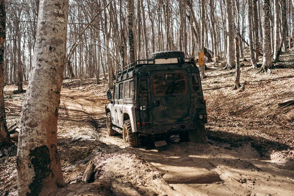 Offroad carro dirigindo através da estrada da floresta de lama — Fotografia de Stock