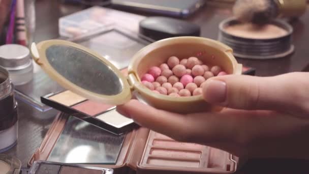 Pennello per trucco applicando palle di polvere cosmetiche sul tavolo vanità da vicino — Video Stock