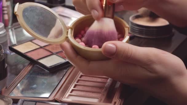 Pennello per trucco applicando palle di polvere cosmetiche sul tavolo vanità da vicino — Video Stock
