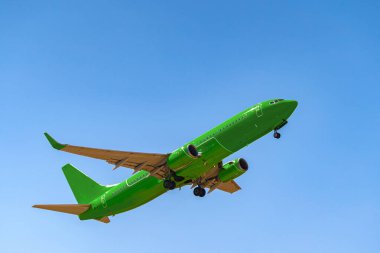 Açık mavi gökyüzüne uçan yolcu uçağı