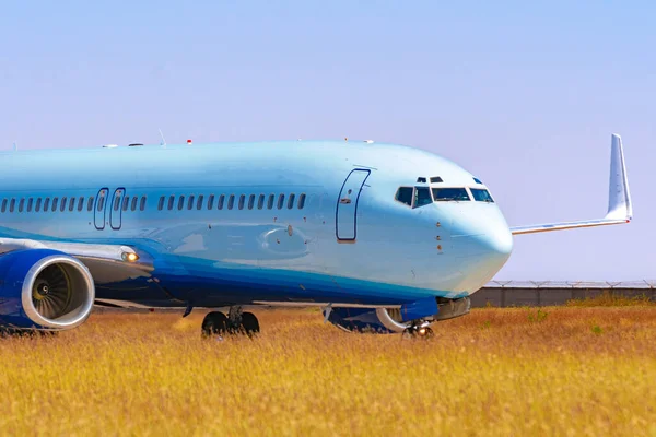 Nahaufnahme eines am Flughafen geparkten Passagierflugzeugs — Stockfoto