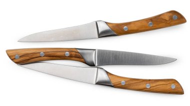 Beyaz arkaplanda izole edilmiş tahta saplı bıçaklar