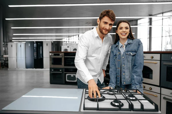 Feliz casal sorrindo acabou de comprar novos eletrodomésticos no hipermercado — Fotografia de Stock
