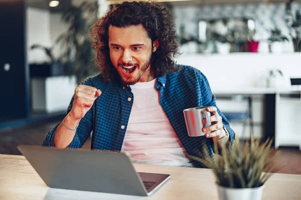 Aufgeregt überglücklicher junger Geschäftsmann blickt auf Laptop-Bildschirm und freut sich über Sieg oder gute Nachrichten — Stockfoto