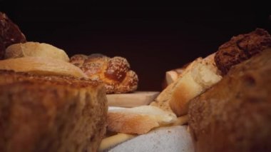 Taze ekmek ve fırın çeşitleri masada, görüntüyü yakınlaştırın