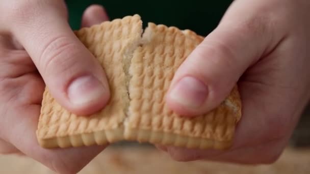 Zbliżenie w górę z kobiety strony łamanie ciasteczka shortbread — Wideo stockowe